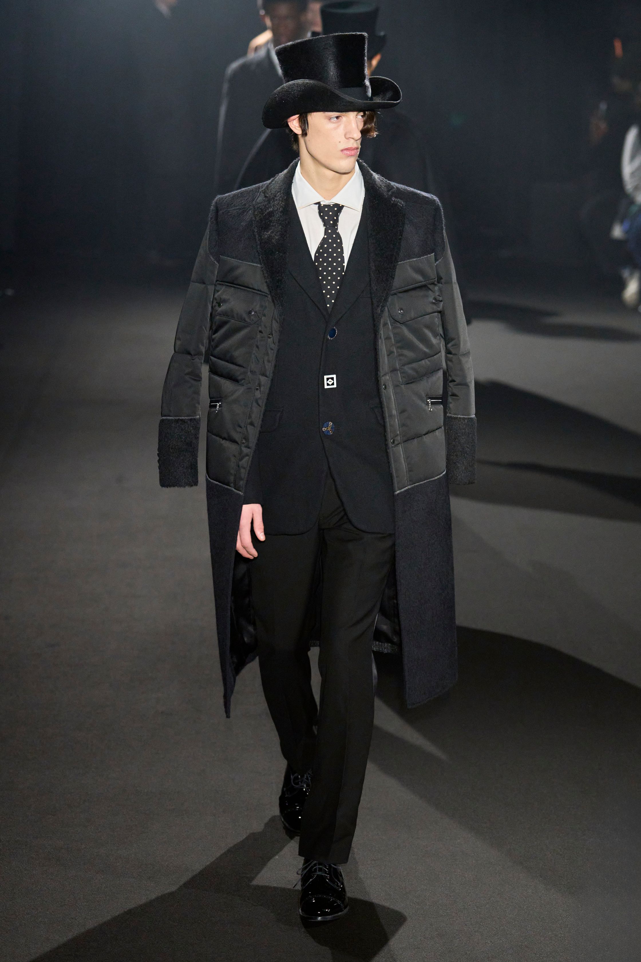 Junya Watanabe 本季以高级拼接与结构实验重塑经典男装：西装、皮革、格纹与工装被解构再组合，形成极具张力的层次秩序。熟悉的正装符号被“错误使用”，制造出不稳定却高度精密的视觉冲突，延续品牌对“功能、秩序与混乱”的长期探索-顽石频道趋势研究